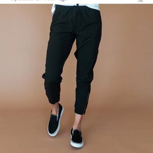 Albion Fit Black Jetsetter Joggers Sz. Small Petite